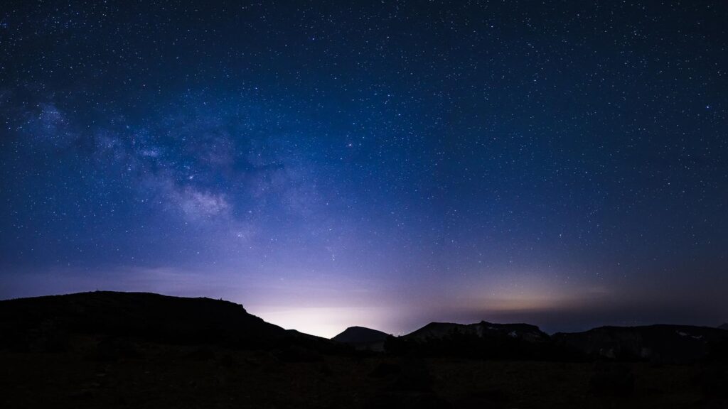 沼ノ平火口の夜空と天の川の輝きの無料の写真素材
(チ。感想記事用)