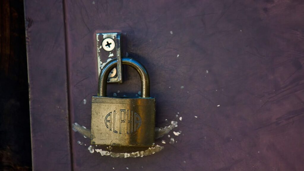 沙明の立てこもりを表す、傷ついた扉と南京錠の画像