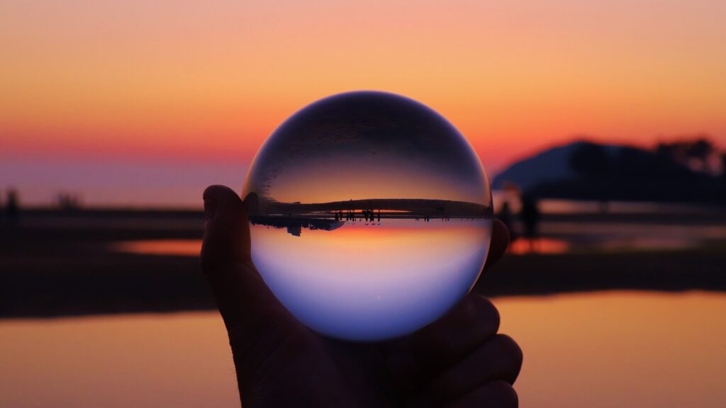 運命を印象付ける、水晶球の中で反転する日没の夕暮れの写真