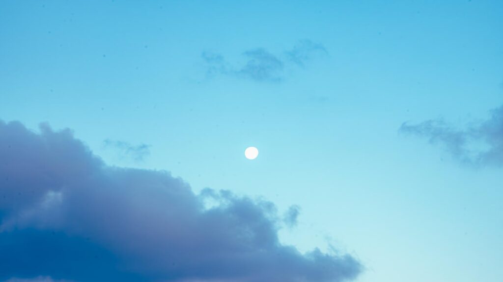 夢と空をイメージさせる導入用の画像、かたわれ時の月と朝焼けの写真