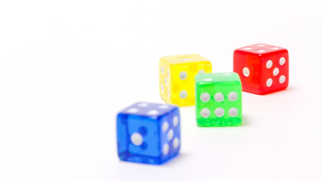 運と関連する遊び、TRPGを想像させる透明なサイコロ(ダイス)の写真