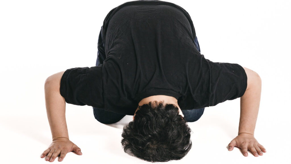 沙明の土下座シーンのイメージ、お詫びして頭を下げる男性の写真