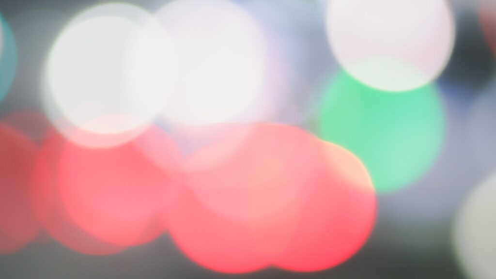 グノーシアの目の色を想起させる導入用の画像、
歪む赤色のボケの写真