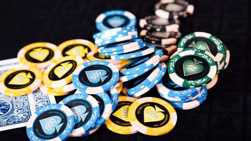 運に関連する、散らばったカジノのチップとトランプの写真
導入用画像