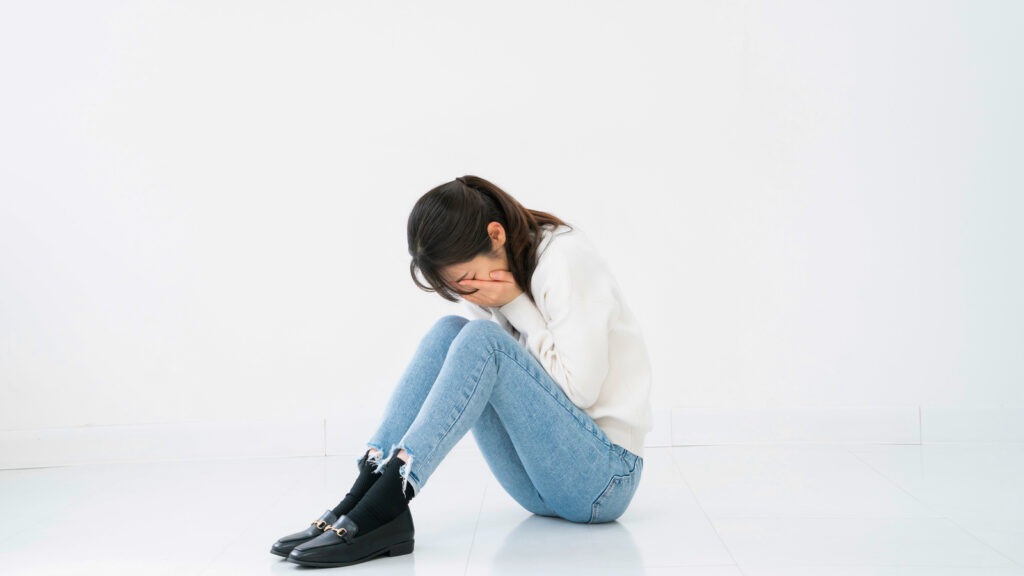 グノーシア１１話感想記事、エンディング用
両手で顔を覆い蹲る女性の写真