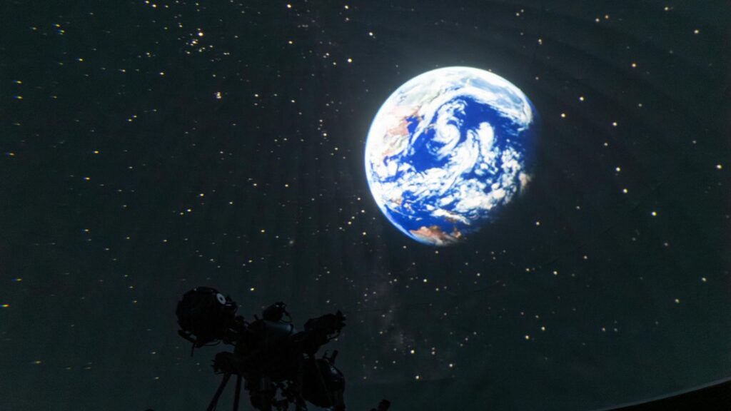コメットが夢見た宇宙を象徴するような画像、
星の村天文台プラネタリウムに映し出される地球の写真