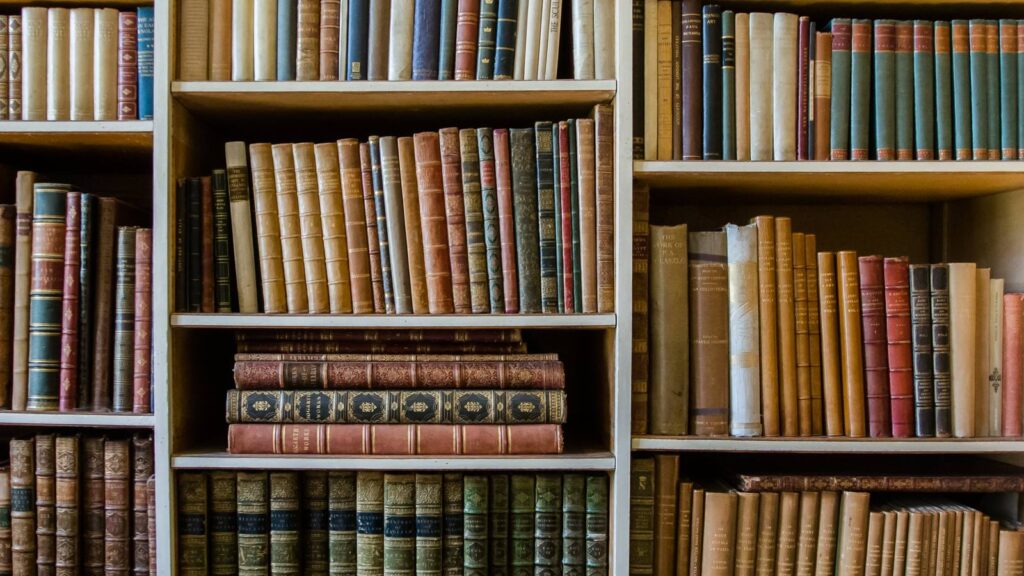 アニメ「チ。」導入用画像、古書が並ぶ本棚の写真