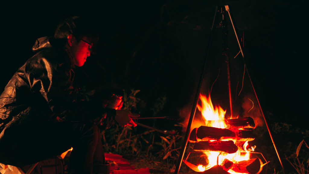深夜にソロキャンで焚き火の写真、記事の締め用