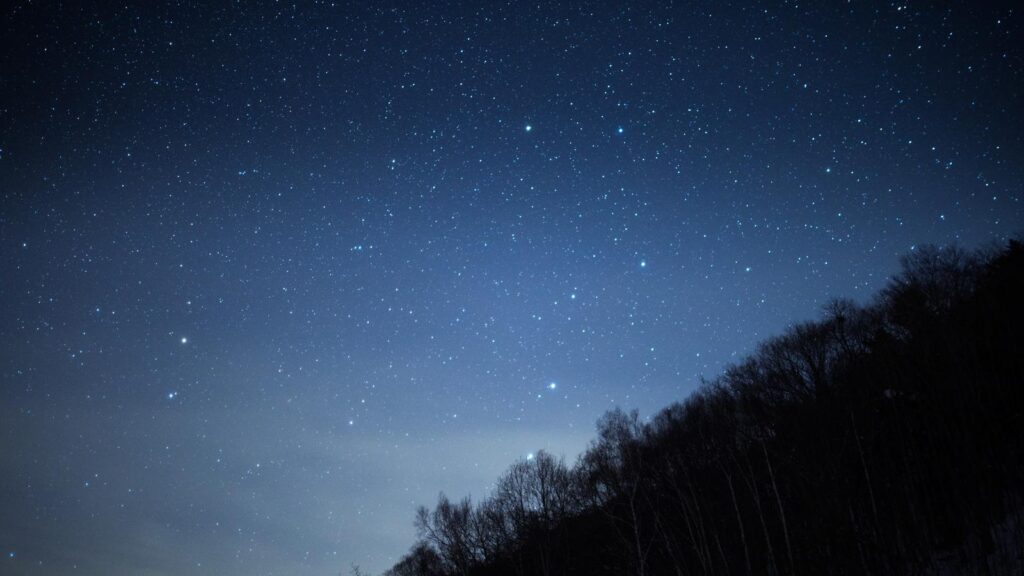 チ。のテーマである星空、感想記事導入用の静寂に包まれた星降る山の写真