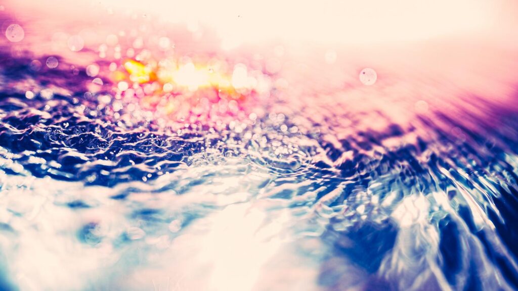 グノーシア感想記事、エンディング用
淡い光に包まれた水面の波紋の写真