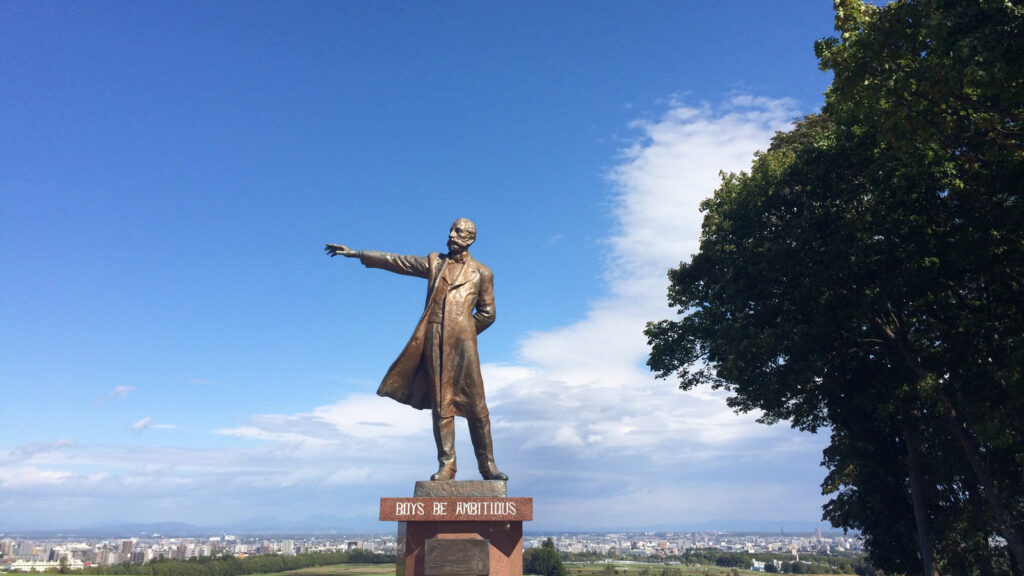 アニメ『葬送のフリーレン』2期 2話(第30話)感想まとめ記事導入用
羊ケ丘のクラーク像の写真