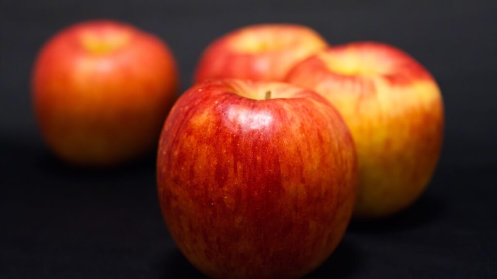 アニメ『葬送のフリーレン』2期 2話(第30話)感想まとめ記事エンディング用
並べられたりんごの写真