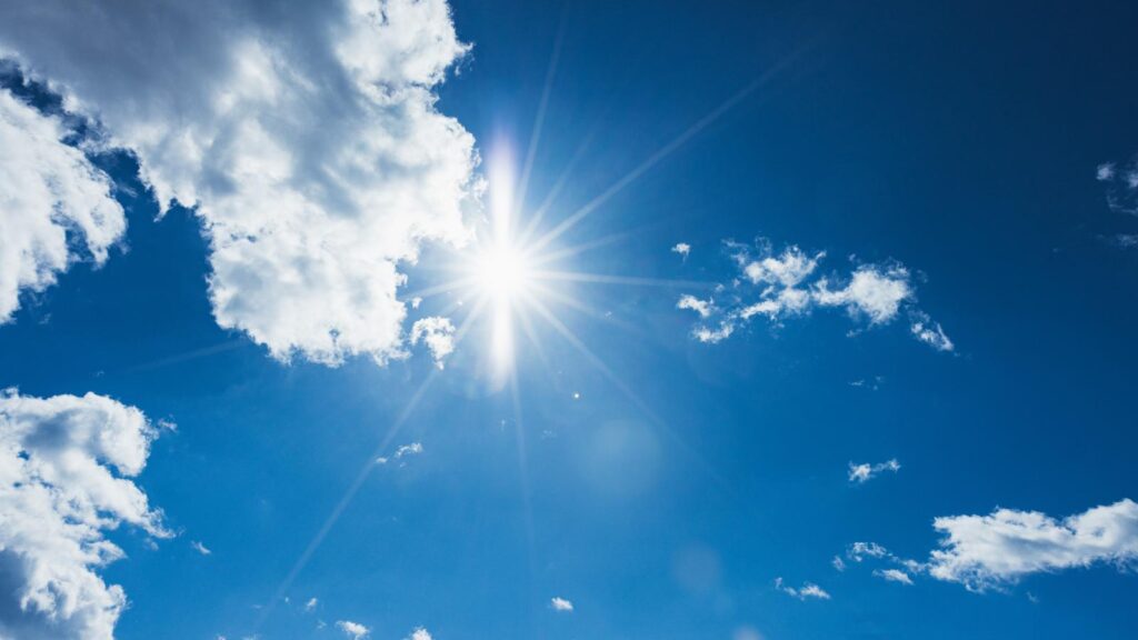 アニメ『勇者のクズ』２話感想まとめ記事　エンディング用
青空と明るい太陽の写真素材