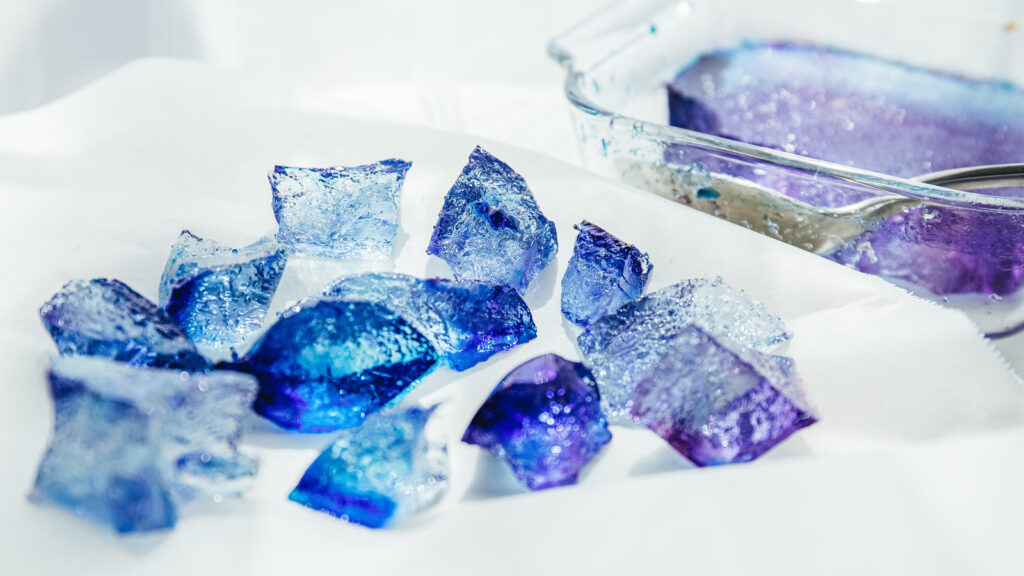 アニメ『葬送のフリーレン』2期1話感想まとめ記事、導入用画像
切り分けられた青々とした琥珀糖の写真