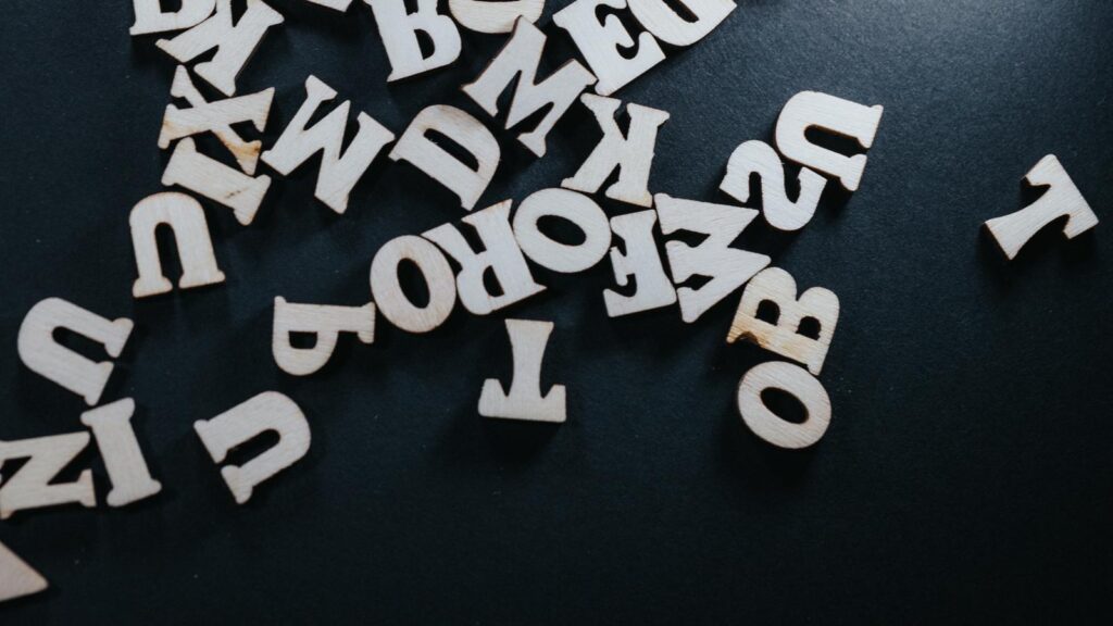 アニメ『グノーシア』15話感想まとめ記事導入用
木製アルファベットパーツの散らばる様子の写真