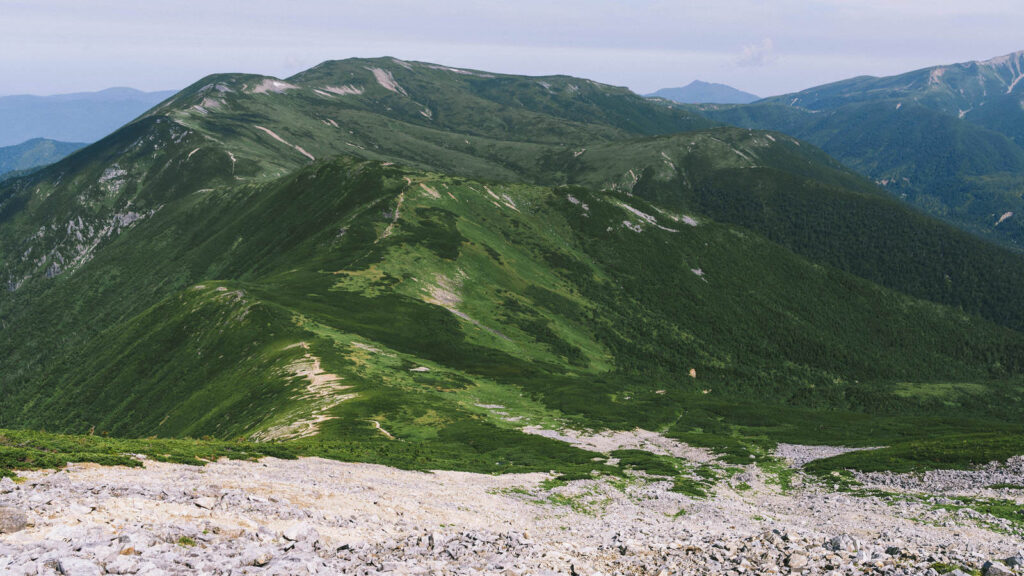 アニメ『葬送のフリーレン』２期 ３話（第３１話）感想記事導入用
北ノ股岳へと向かう稜線の写真